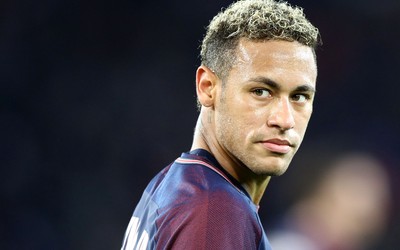 悦盈体育-C罗凌空抽射擦柱而出