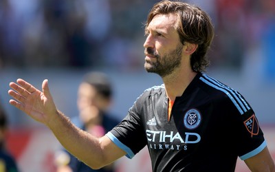 悦盈体育-久保建英赛后和主帅拥抱庆祝